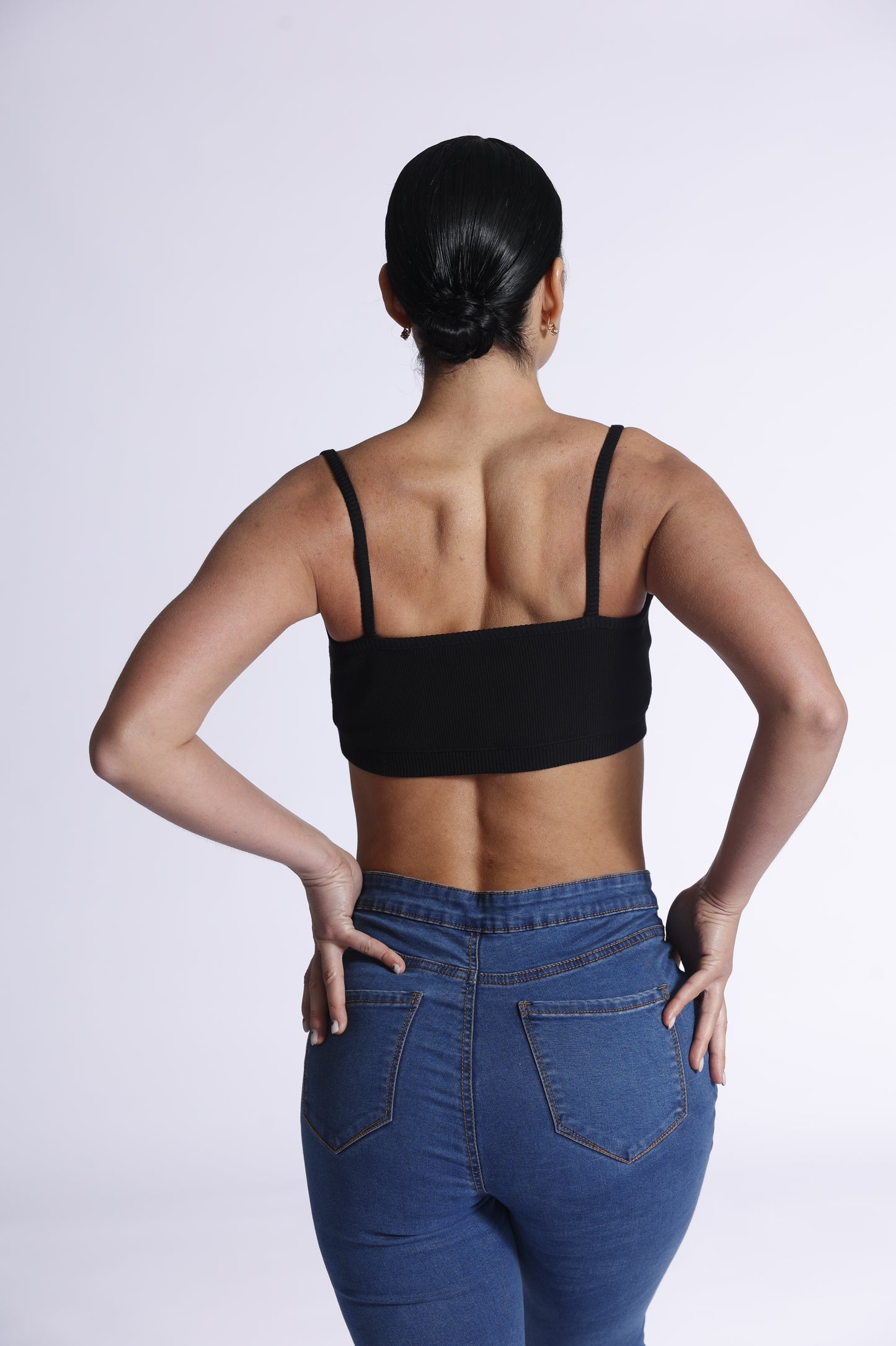 Nachhaltiger Bauchfreier Sport Top für Damen in Schwarz, handgemachte Crop Tops aus Nürnberg, Deutschland, Sport-Top geeignet.