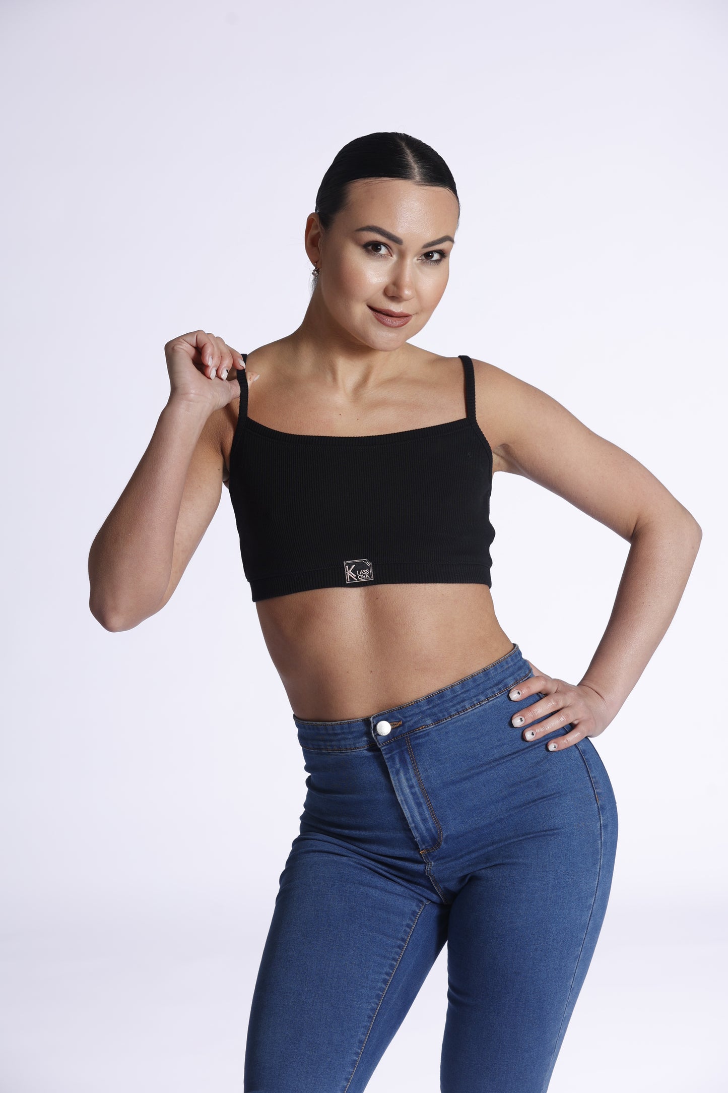 Nachhaltiger Bauchfreier Sport Top für Damen in Schwarz, handgemachte Crop Tops aus Nürnberg, Deutschland, Sport-Top geeignet.