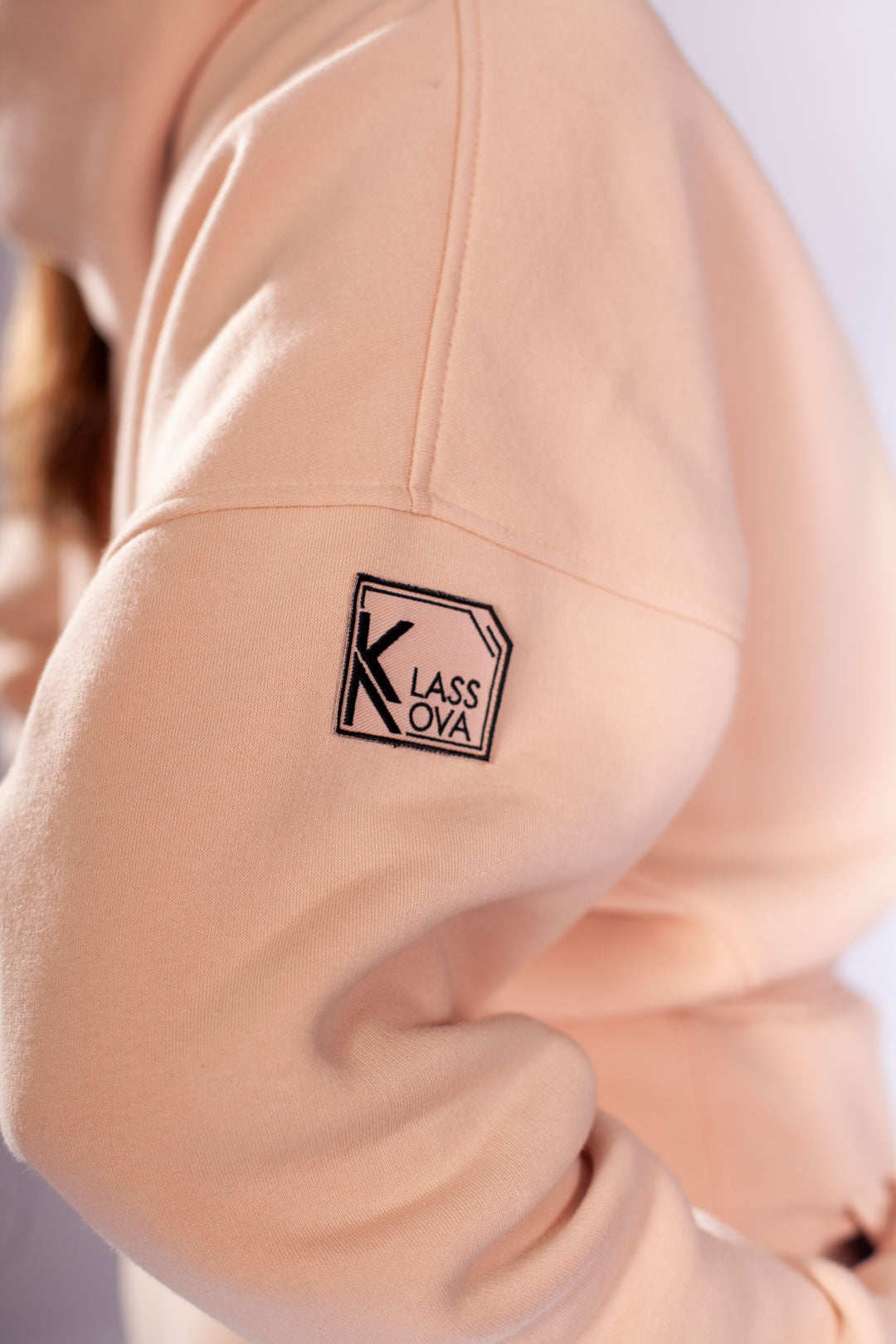 Nachhaltiger Damen Hoodie Beige aus Deutschland, Handgefertigter kurzer Kapuzenpullover für Frauen